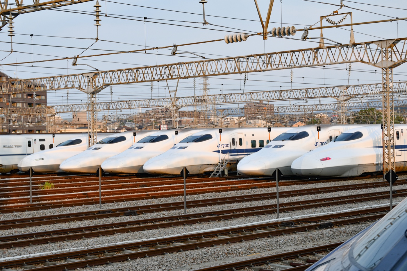 博多南駅のホームに停車する新幹線車両
