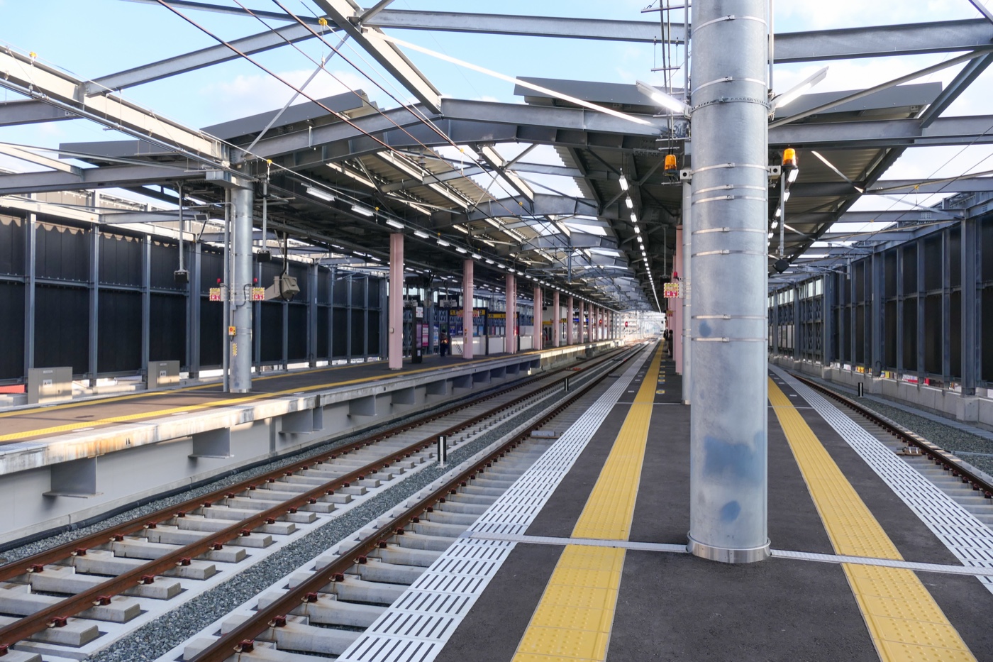 高架化された西鉄春日原駅のホーム。線路とホームが高い位置にある