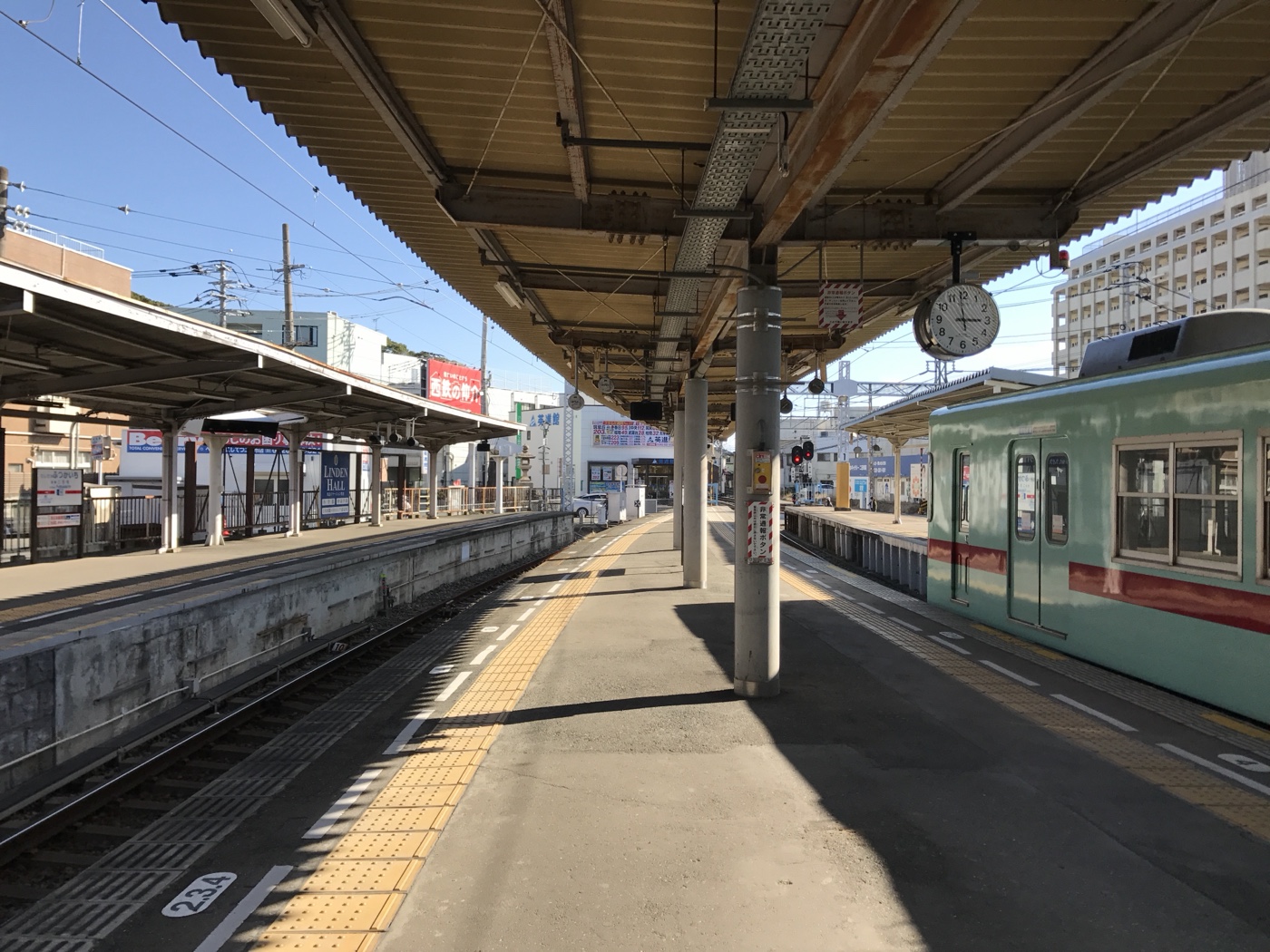 西鉄二日市駅のホームに停車する西鉄電車