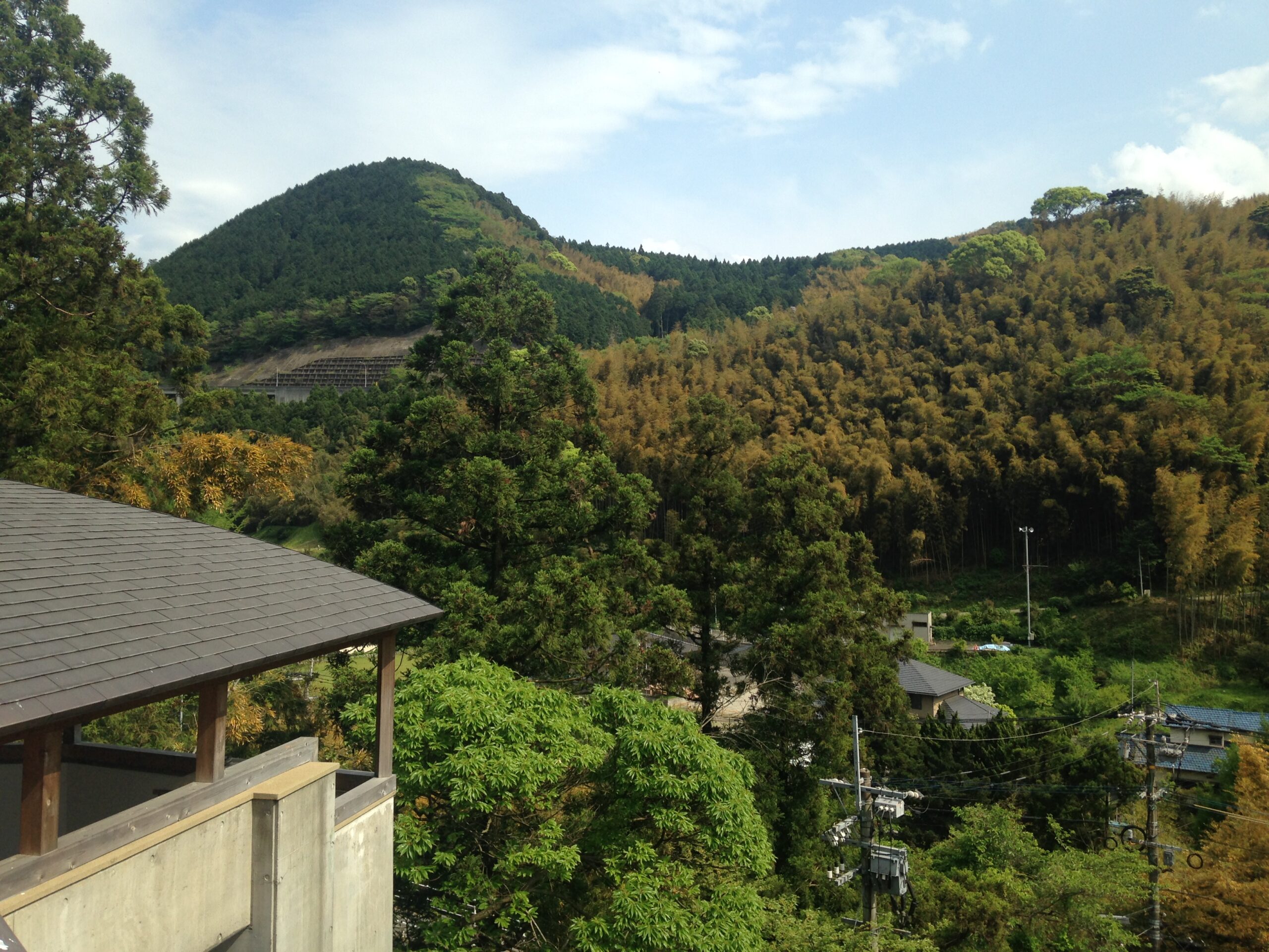 南蔵院の境内から見た、篠栗町の南側の山々