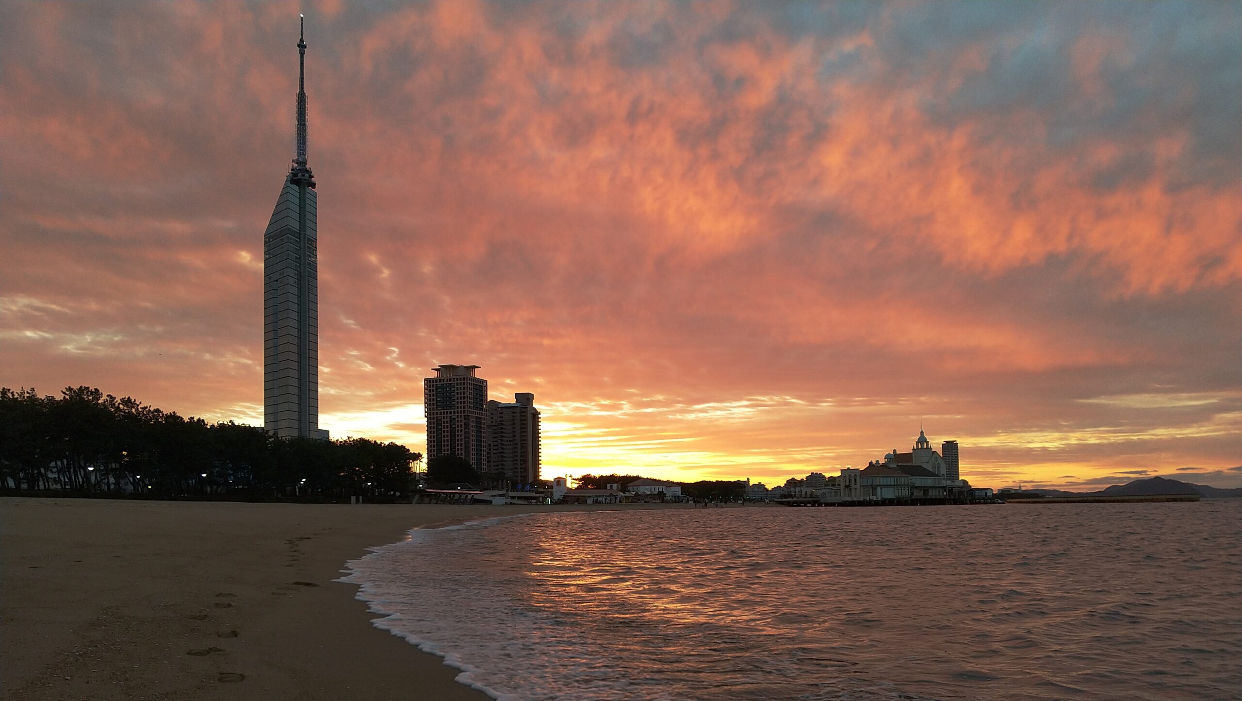 シーサイドももち海浜公園から見た福岡タワーとマリゾン、夕暮れ
