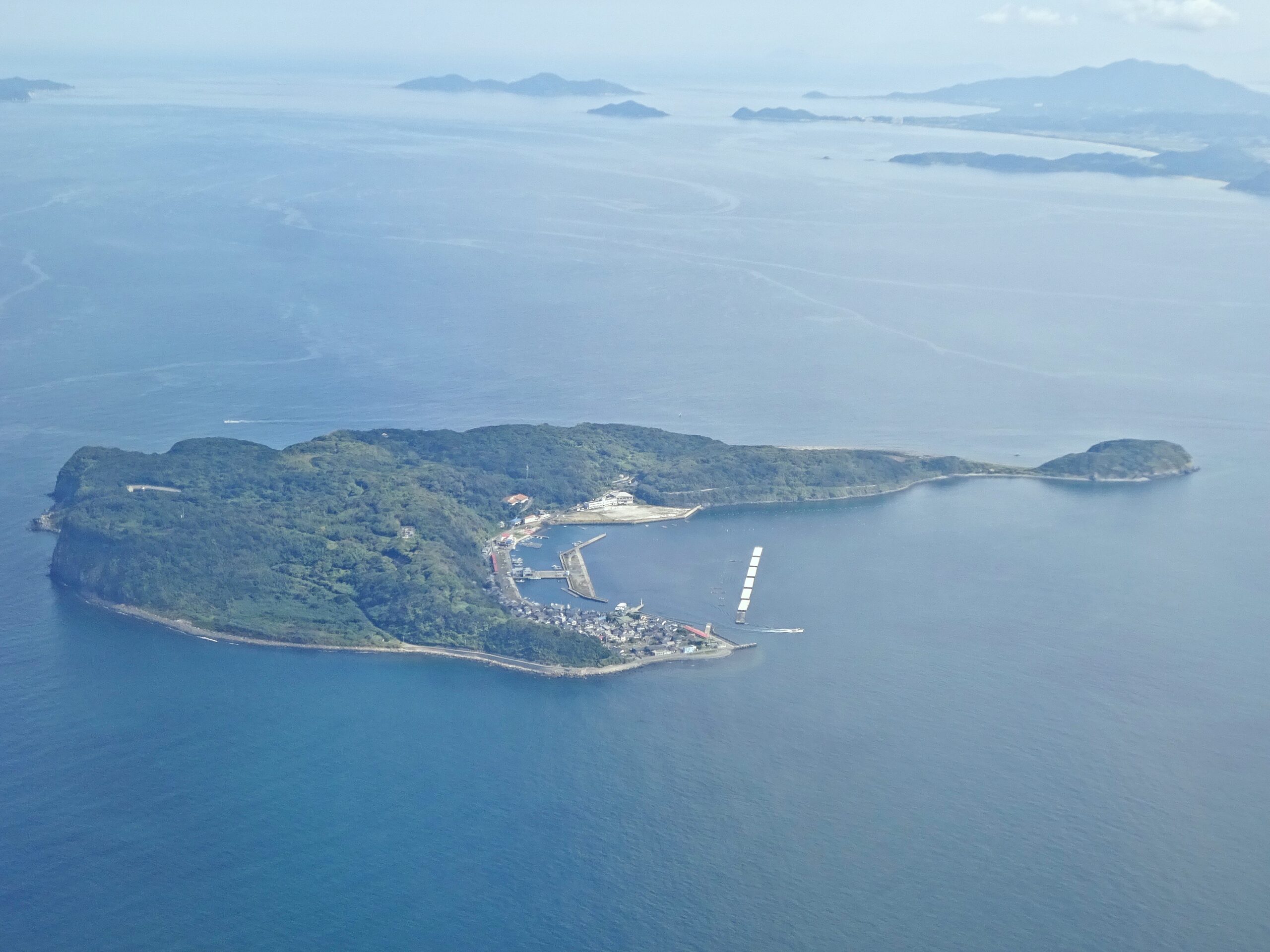 新宮町の沖合にある相島の空撮