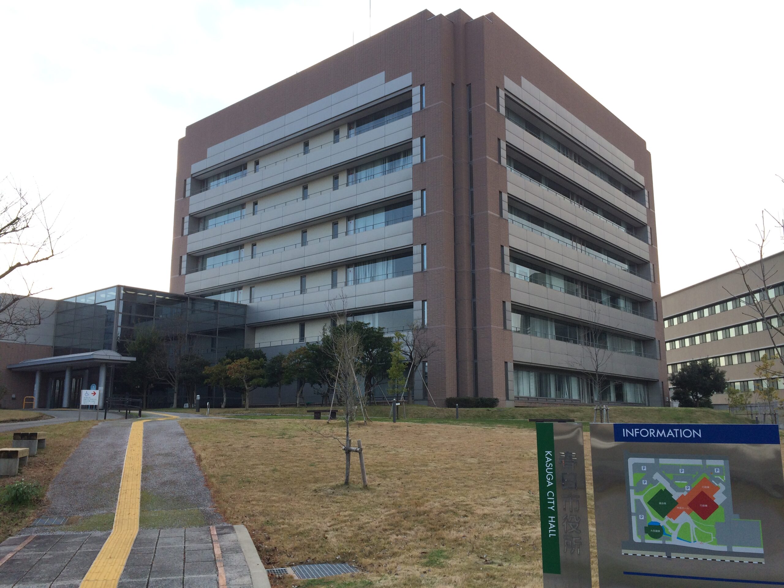 春日市役所の外観
