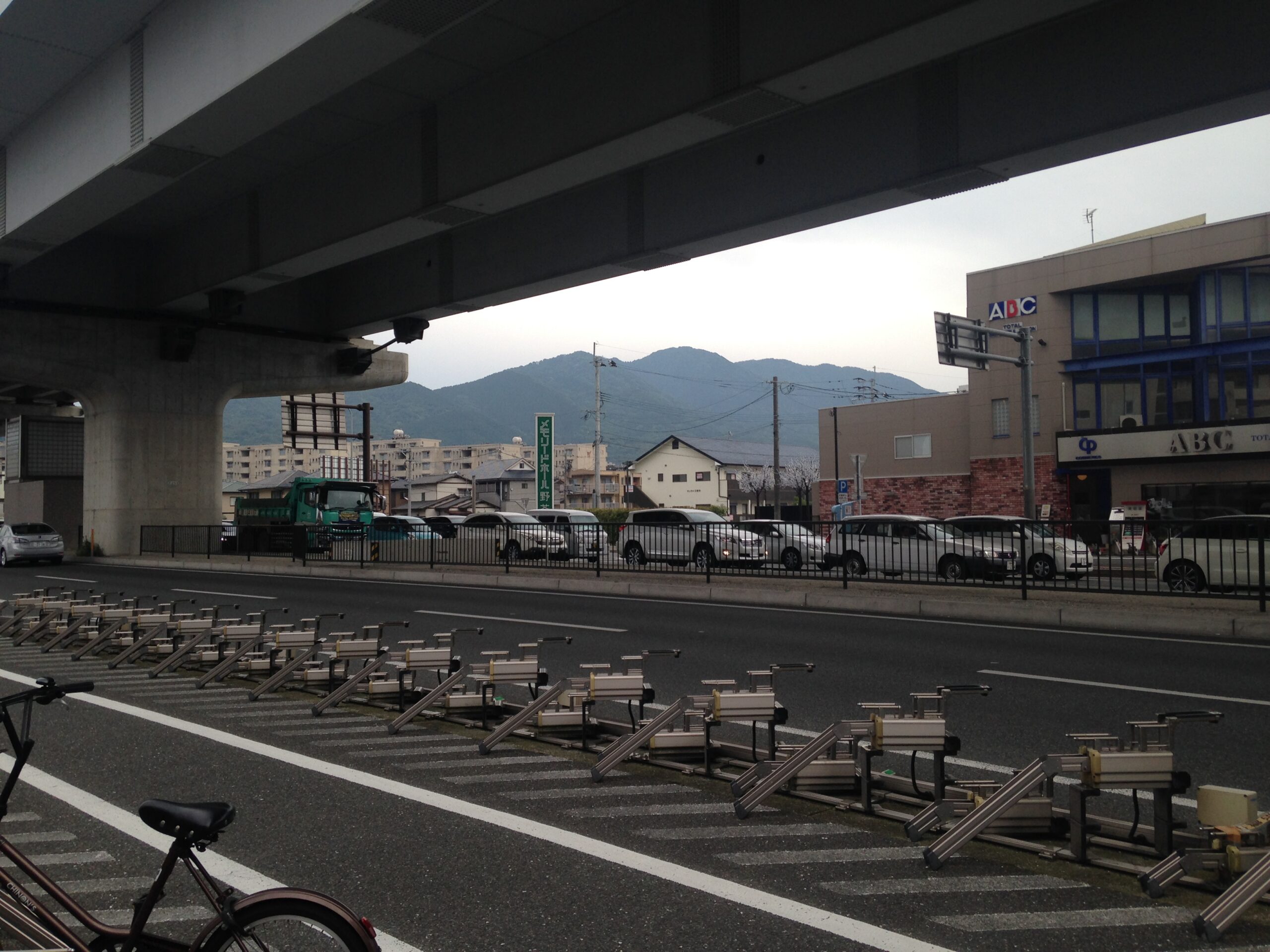 野芥駅付近から見た油山
