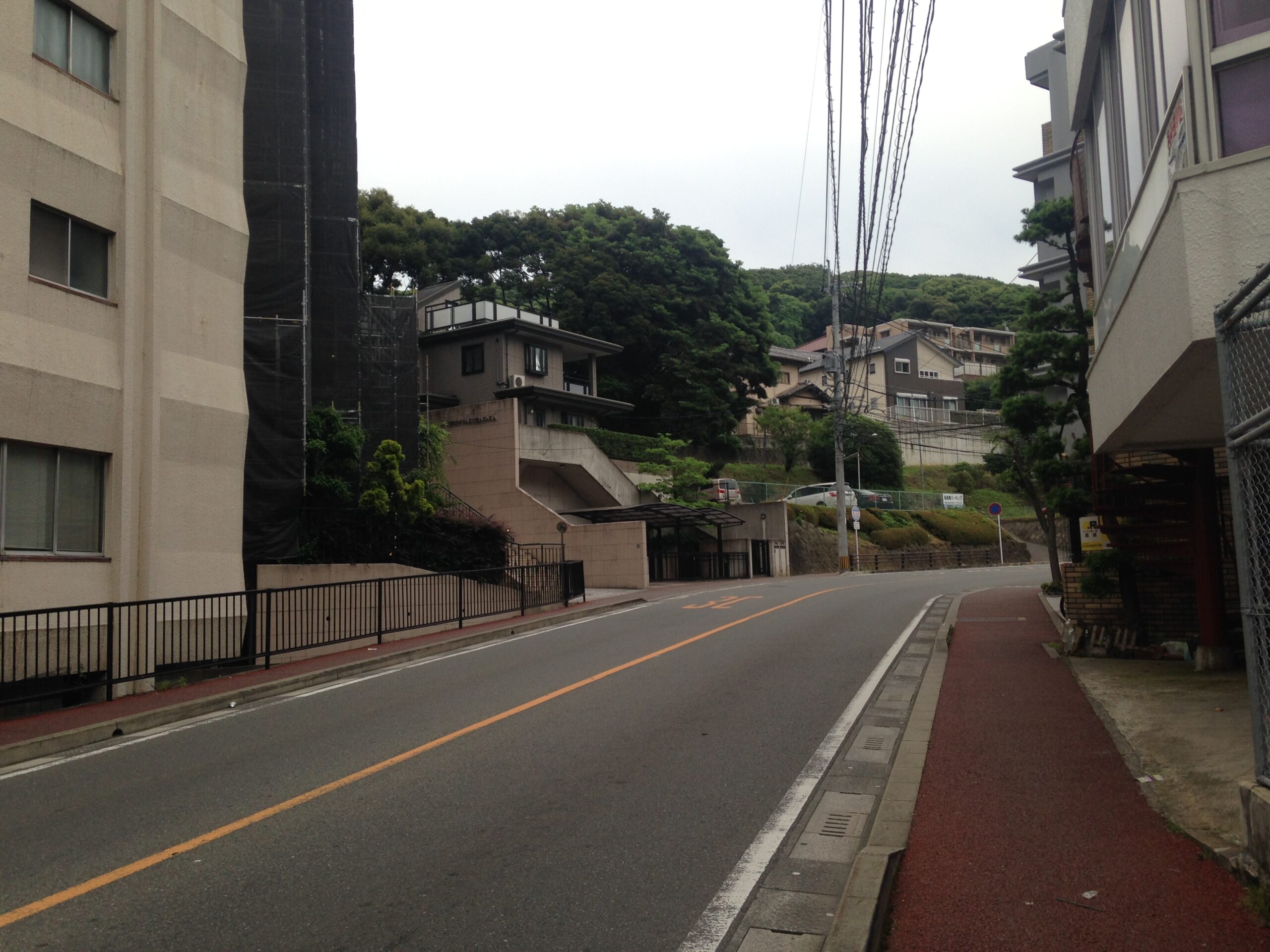 桜坂駅付近の桜坂山の手通り