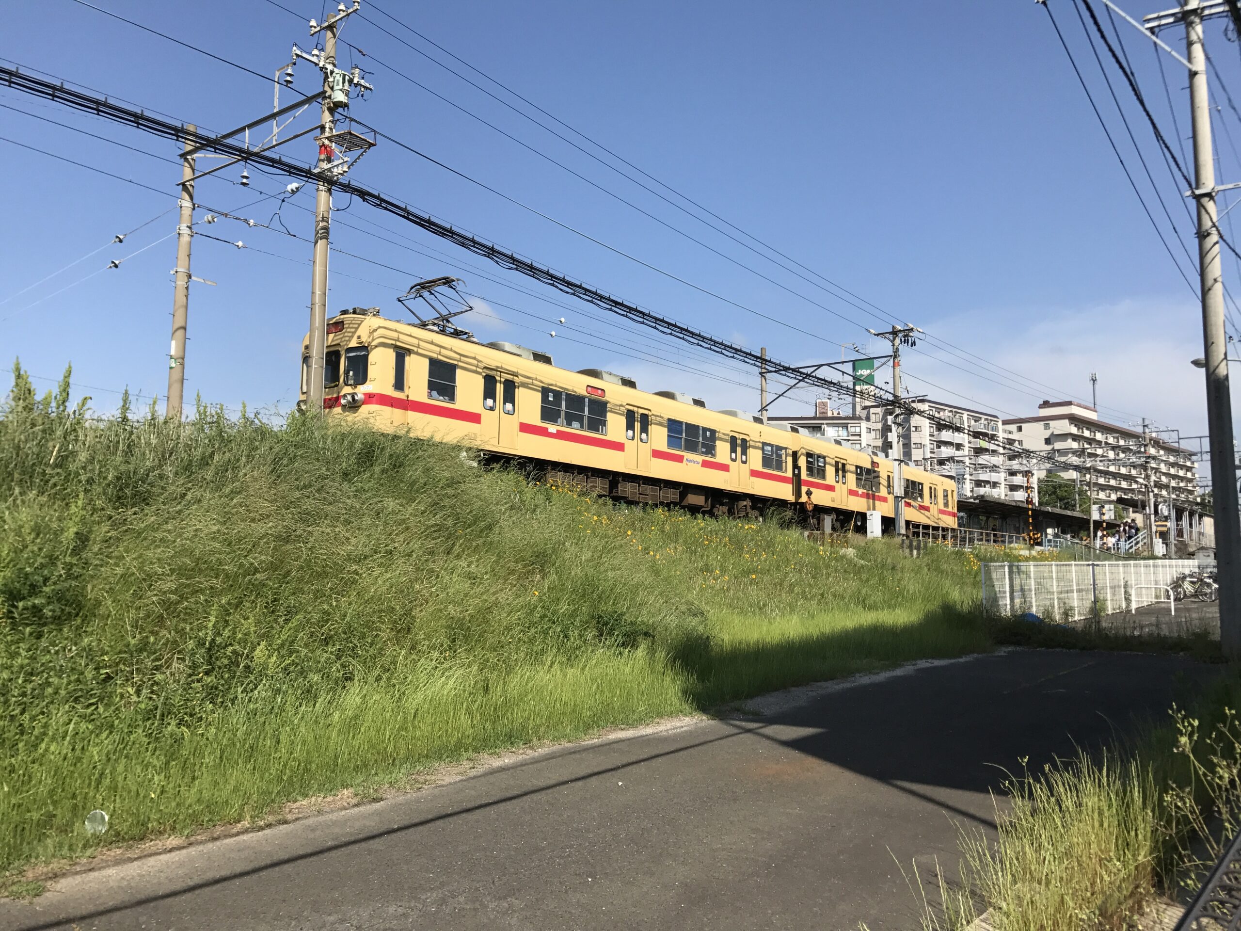 和白駅に到着する西鉄貝塚線の貝塚行き列車