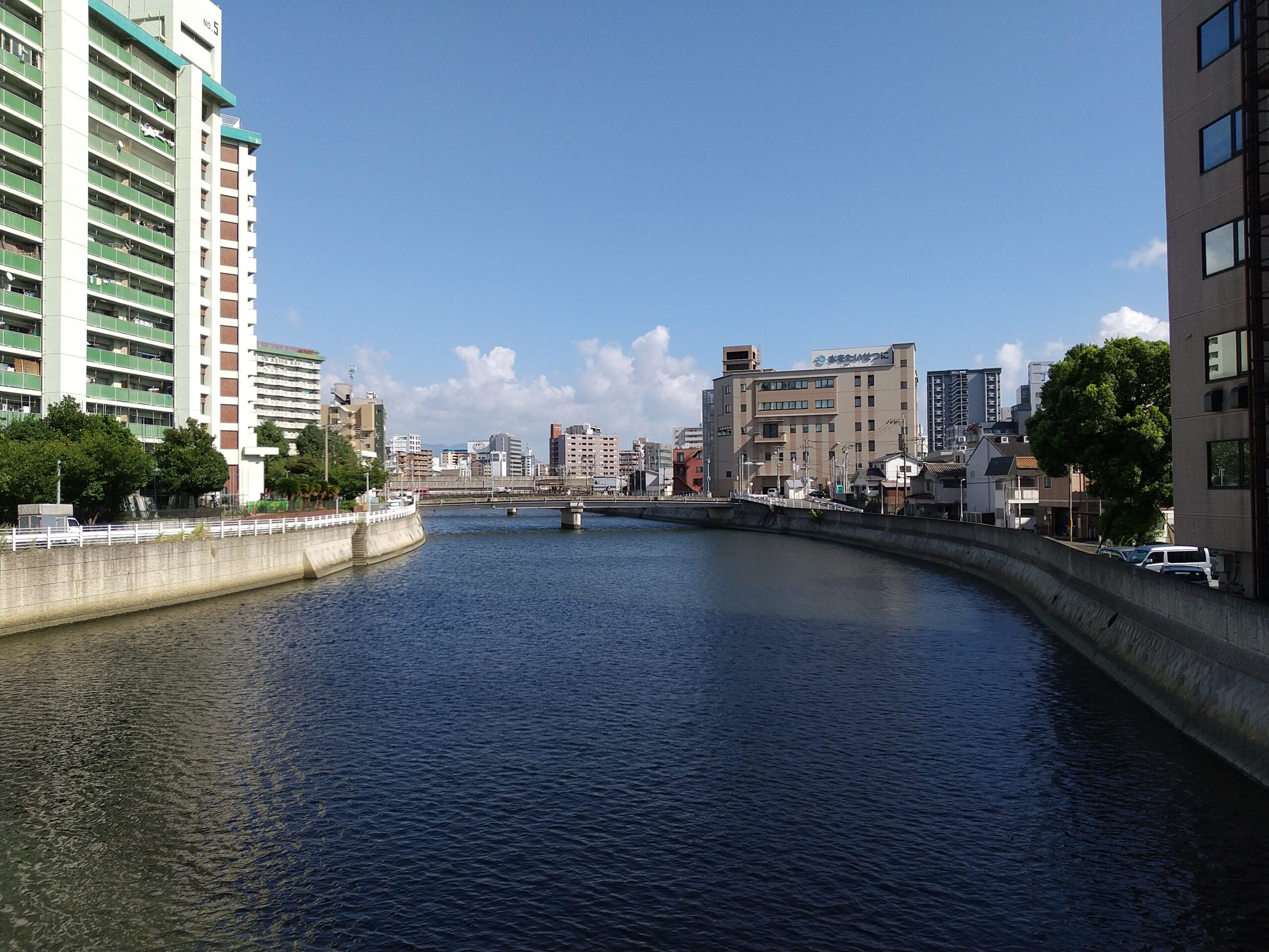 緑橋から見た御笠川の上流側（博多区）