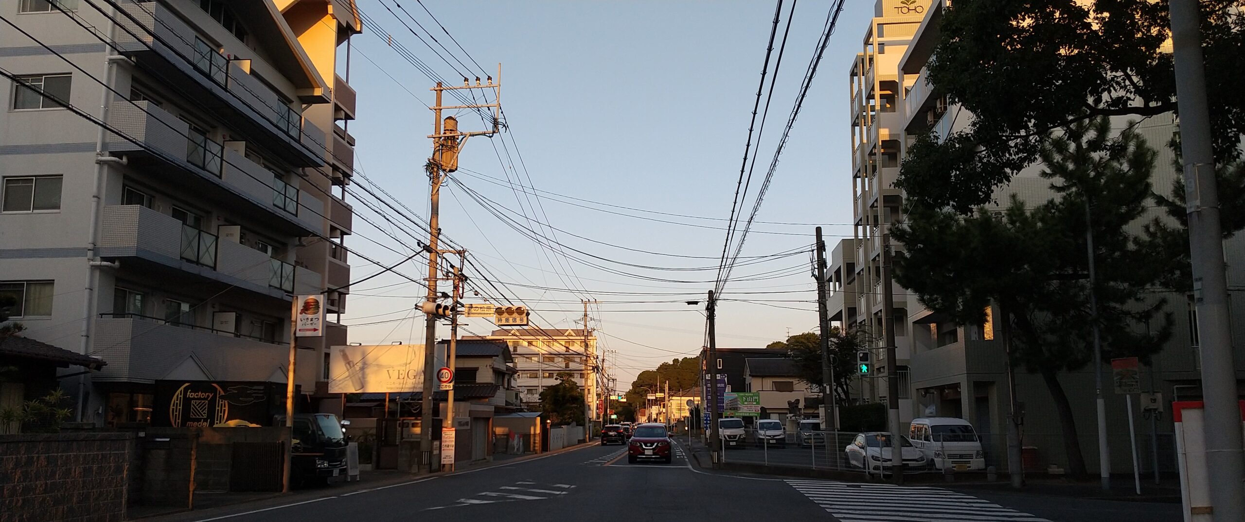 福岡市西区の千代今宿通り沿いの街並み